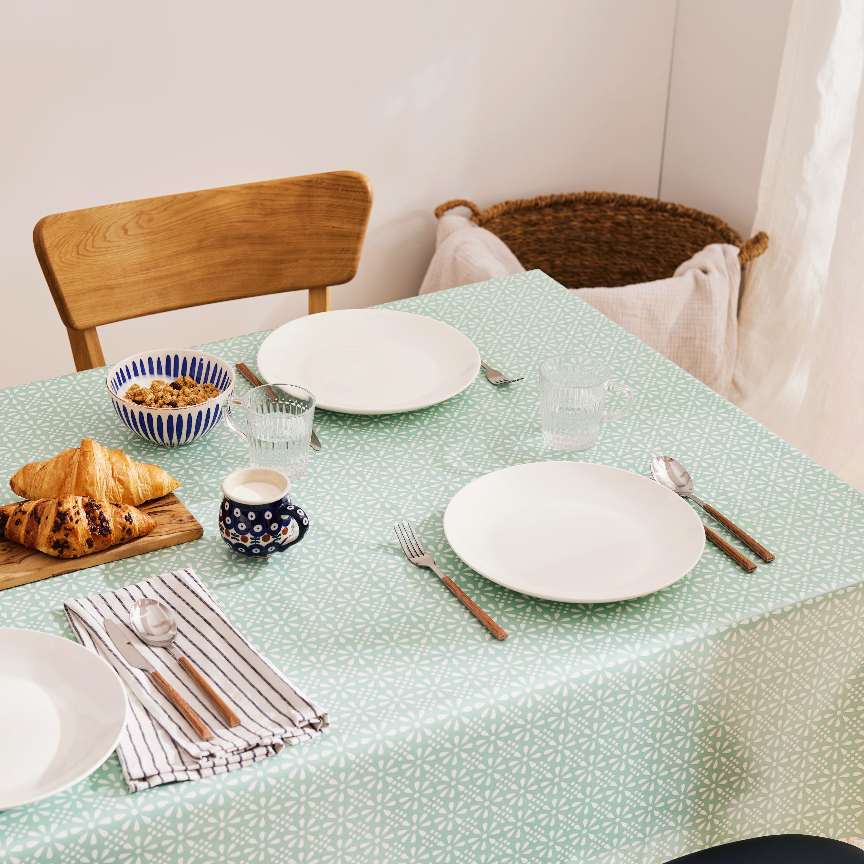 KP HOME Wipe Clean Tablecloth Turquoise Duck Egg PVC Table Cover - Rectangle Table - Easy Wipeable Vinyl Plastic Table Cloth With Retro Mint Floral Print